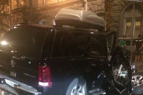 В центре Киева лихач на Cadillac протаранил дерево