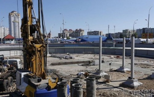 Мешканці столичної Оболоні влаштували нічний мітинг проти забудови виходів зі станції метро