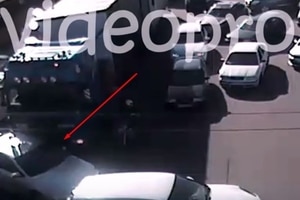 В Киеве водитель фуры жестко разобрался с автомобилем-нарушителем