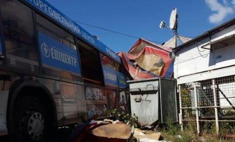 У Києві автобус вилетів на тротуар і протаранив кафе, є постраждалі