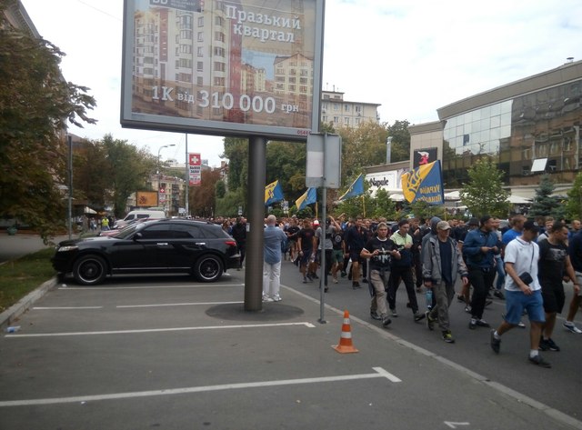 Колона “Азову” з димовими шашками рушила до Печерського суду