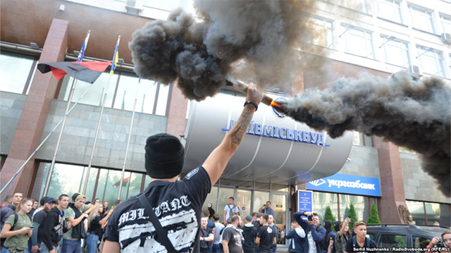 Звільнений "азовець" з побратимами знову пішли під "Київміськбуд"