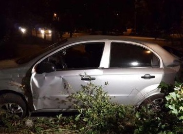 У Києві п’яний водій Chevrolet, не розминувшись з Volkswagen, влетів у дерево
