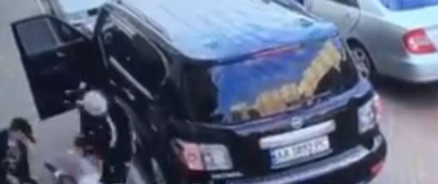 В сети появилось видео похищения пары в Киеве, бандиты были без масок