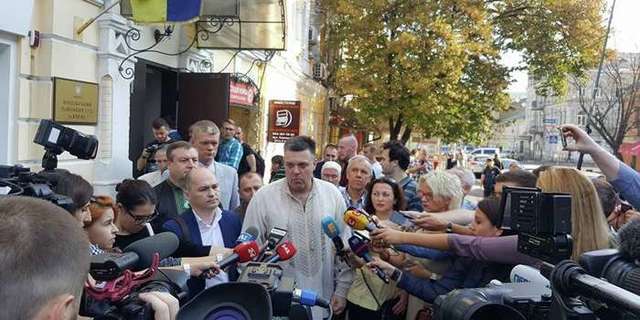 Тягнибок прибыл в суд с сотней активистов