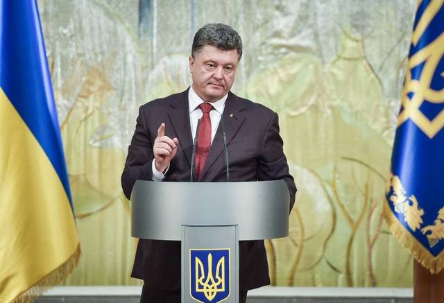 Порошенко пообещал повысить зарплату учителям и врачам в 2017 году