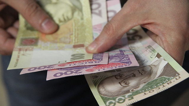 Закрытие банков вынуждает Кабмин делать эмиссию гривны для выплат вкладчикам – экономист