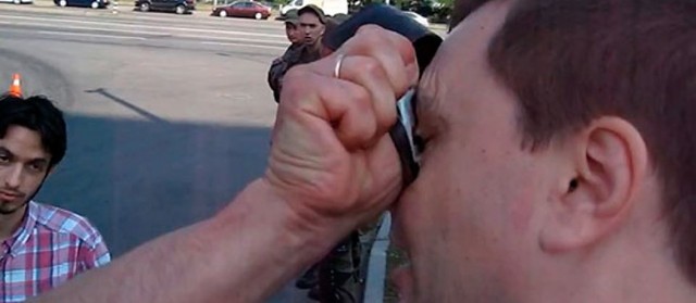 Патрульний поліцейський Києва силою втиснув своє посвідчення в обличчя юриста