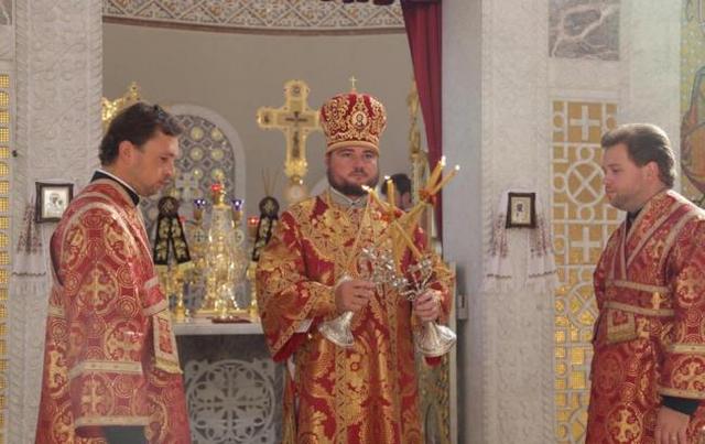 Никаких земных благ: священника УПЦ МП "засекли" на дорогом авто