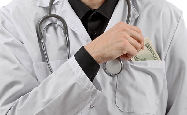 Хабарі забезпечують до дев’яноста відсотків доходів лікарів