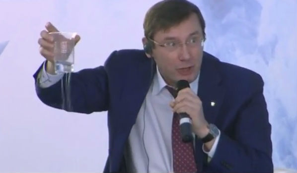 Луценко показав на дірявому стакані найголовніше у роботі
