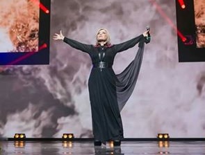 Народний депутат від БПП зірвала овації піснею-закликом «Не заробляйте, хлопці, на війні»