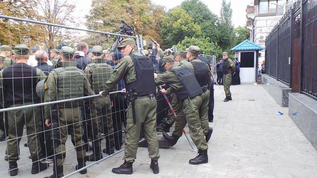Потасовка под посольством РФ в Киеве: активисты пытаются помешать россиянам проголосовать на выборах в Госдуму