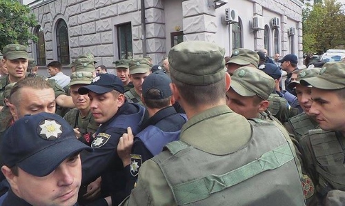 Столкновения у посольства РФ в Киеве: все подробности