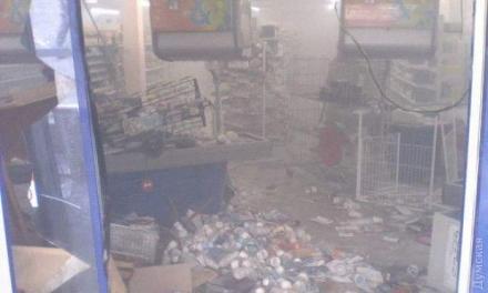 Полиция со стрельбой штурмовала рейдеров, захвативших супермаркет