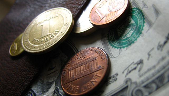 Официальный курс доллара в Украине достиг месячного минимума