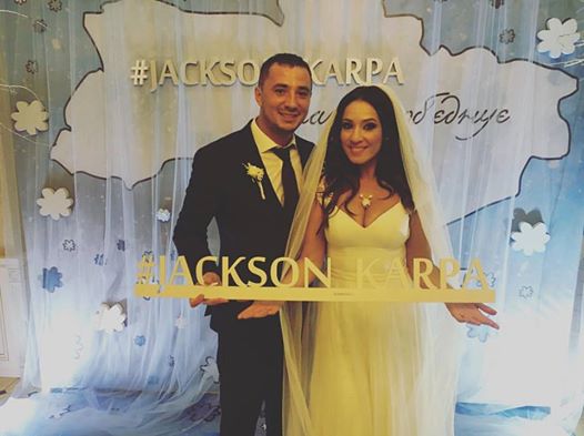 Співачка Наталка Карпа оприлюднила фото з весілля із кіборгом «Титановим Джексоном»