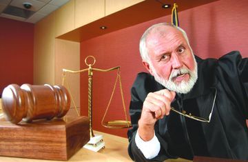 Парламент уволил около 500 судей