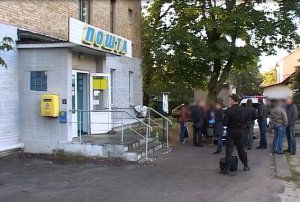 В Киеве разбойник с ружьем и в медицинской маске ограбил почту