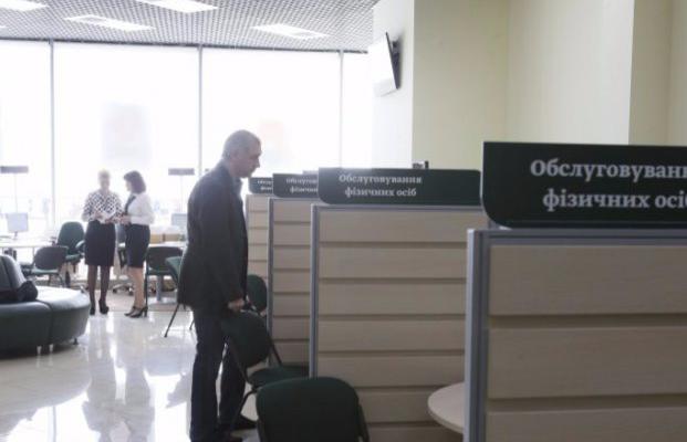 Пенсионерам ограничат доступ к пенсиям: число банков для соцвыплат сократили