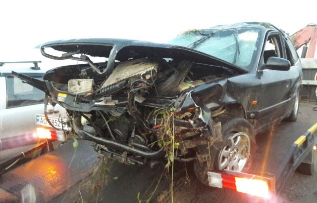 Вночі під Мукачевом 3 молодиків перекинулися на Audi, один загинув