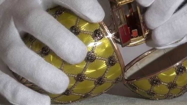 Во Львове у прохожего украли ювелирное яйцо за 750 тыс. грн