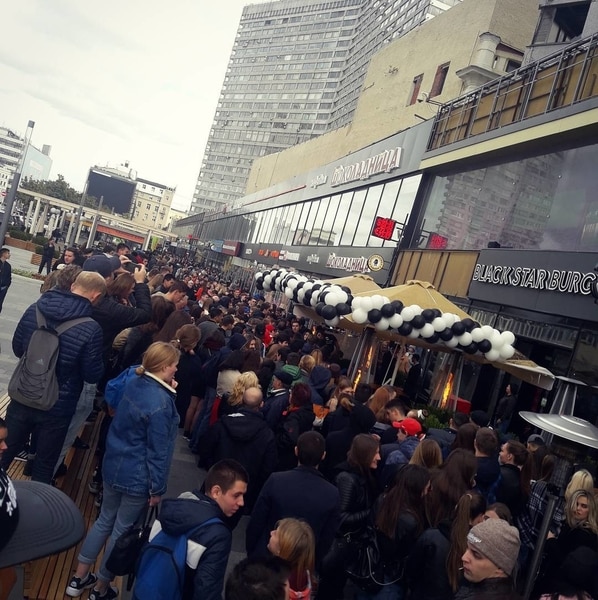 В Москве около тысячи человек толпились в очереди за бесплатными бургерами от Тимати
