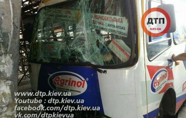 Киевская маршрутка влетела в опору моста: есть пострадавшие. ФОТО