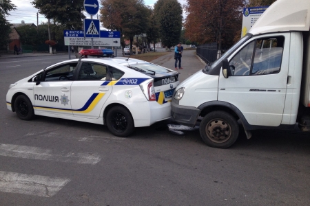 У Вінниці поліцейський «Пріус» стукнувся з «Газеллю»
