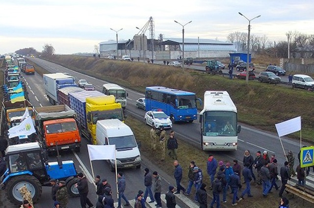 На Херсонщине фермеры грозятся перекрыть Антоновский мост через Днепр