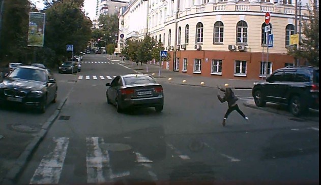 В Киеве сбили девочку на пешеходном переходе. Водитель скрылся