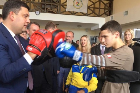 Гройсман помахал кулаками перед паралимпийцем