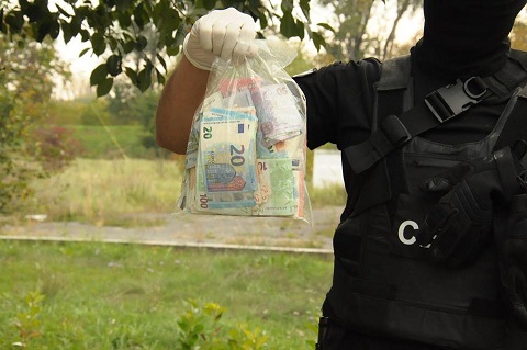 На Закарпатье таможенники «зарабатывали» по 7000 евро за 4 часа – СБУ