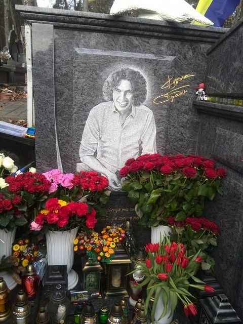 Мати Кузьми Скрябіна прокоментувала пожежу на могилі сина