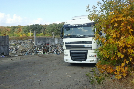 На Вінниччину зі Львова привезли 12 фур нелегального сміття