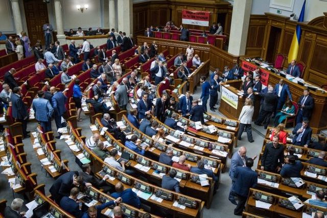 Парубий и еще 170 нардепов получили компенсации за аренду жилья в сентябре