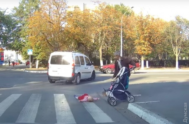 В Измаиле дедушка выронил ребенка из коляски на проезжую часть