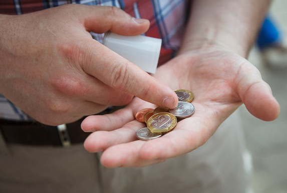 "Стабильность Лукашенко": Как живут белорусы с зарплатами до 300 рублей