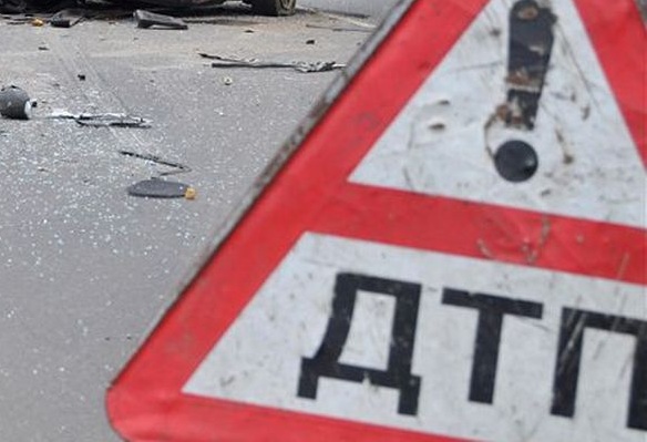 У Харкові Toyota з чотирма пасажирами врізалася у стовп