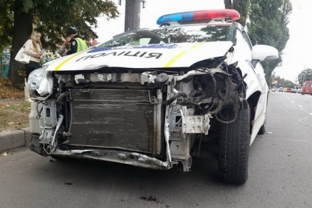 Вінницькі патрульні добряче потовкли службовий «Пріус»