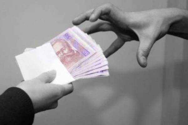 У ЧЕРКАСАХ ЧОЛОВІК ЗА ДОПОМОГОЮ ГІПНОЗУ ПОГРАБУВАВ ДВІ ЗАПРАВКИ