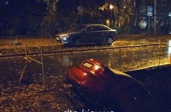 В Киеве автомобиль провалился в яму на проезжей части