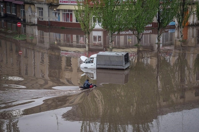 В Днепре утонули автомобили после ливня