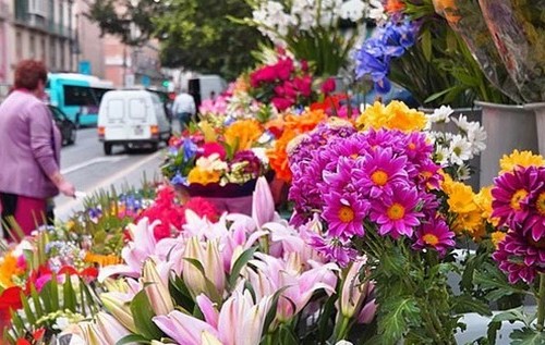 В Киеве возле станции метро подрались стихийные торговцы. ВИДЕО
