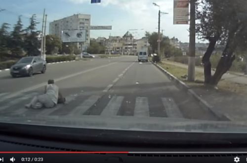 У Севастополі машина збила чоловіка, реакція людей шокує. ВІДЕО