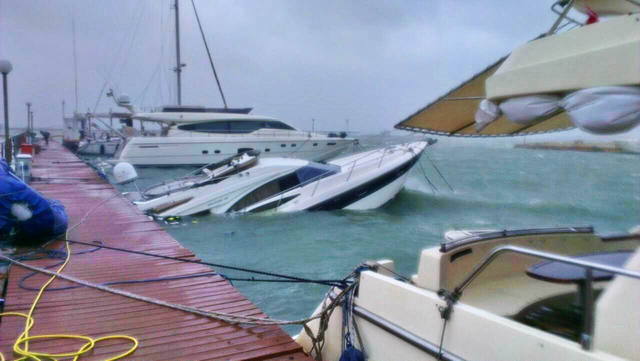 На одесском Морвокзале утонула яхта