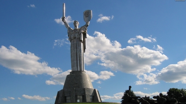 Националисты хотят снести в Киеве Родину-мать