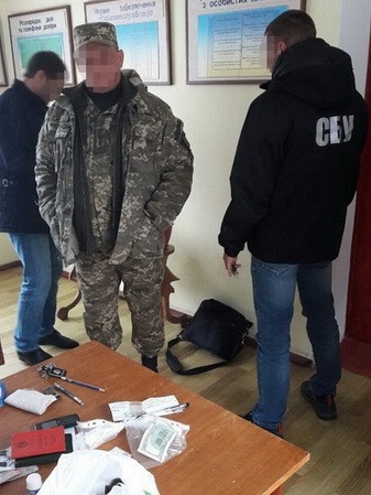 СБУ затримала двох військових, які продавали право служити за контрактом