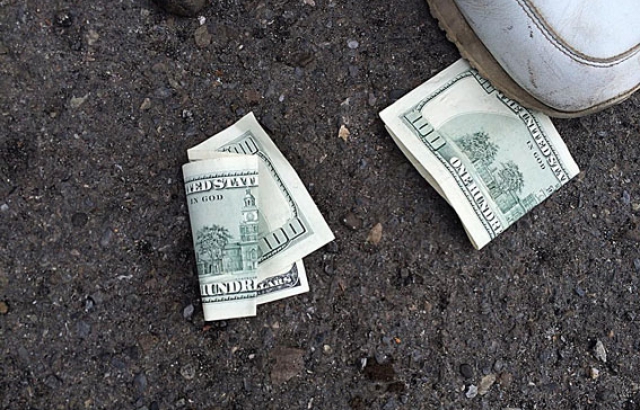 500 доларів за вступ: поліцейські затримали подружжя закарпатців-хабарників