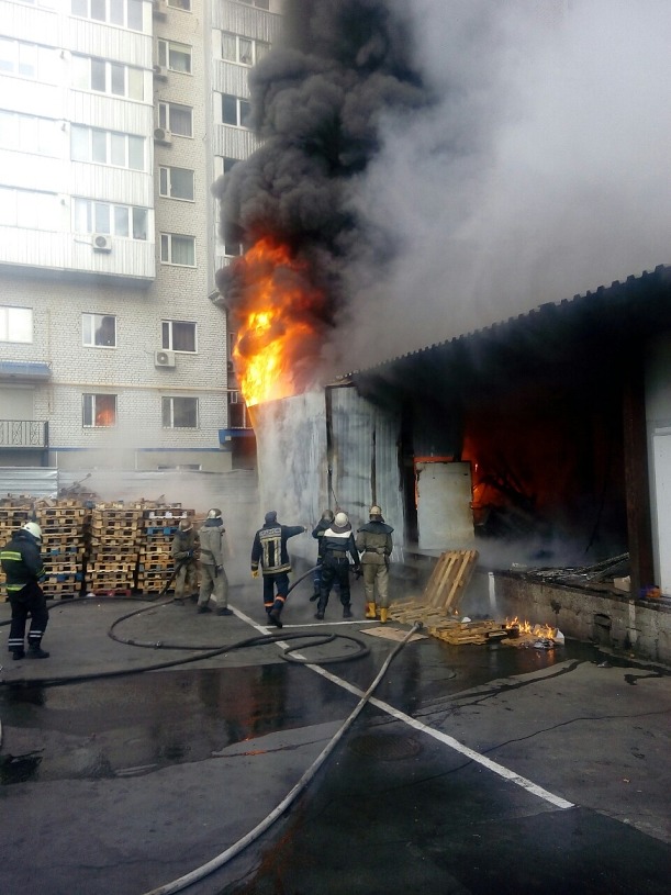 У Дніпрі біля торгового центру виникла пожежа